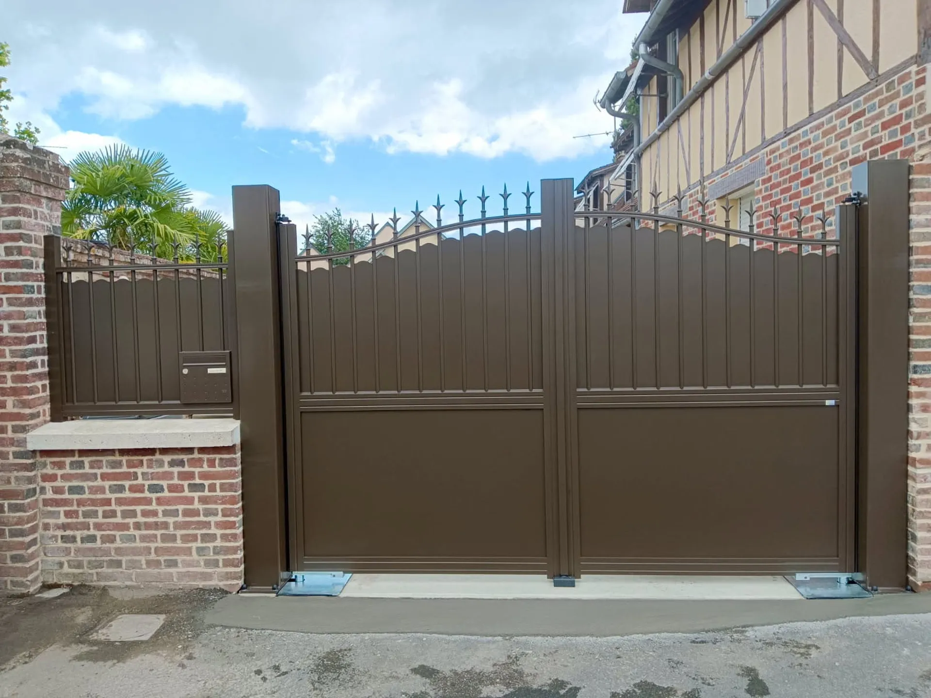 Installation de Portail Alu Battant Rétro Motorisé, Modèle Sur-Mesure et Authentique à Bourgtheroulde dans l'Eure 27 et Bosroumois