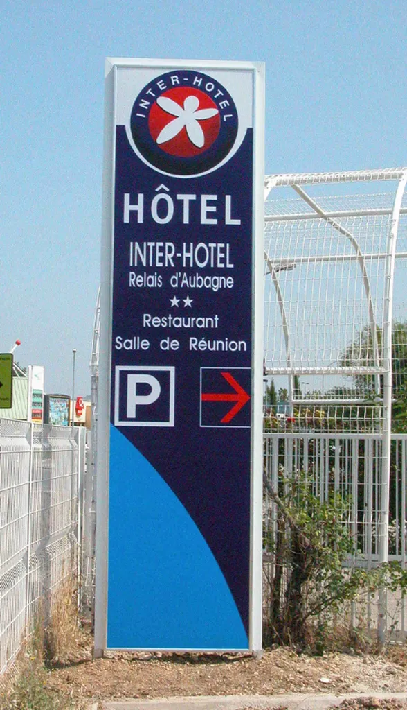 Conception d'un totem sur mesure pou Hôtel / salle de réception / hôtel à Aubagne 