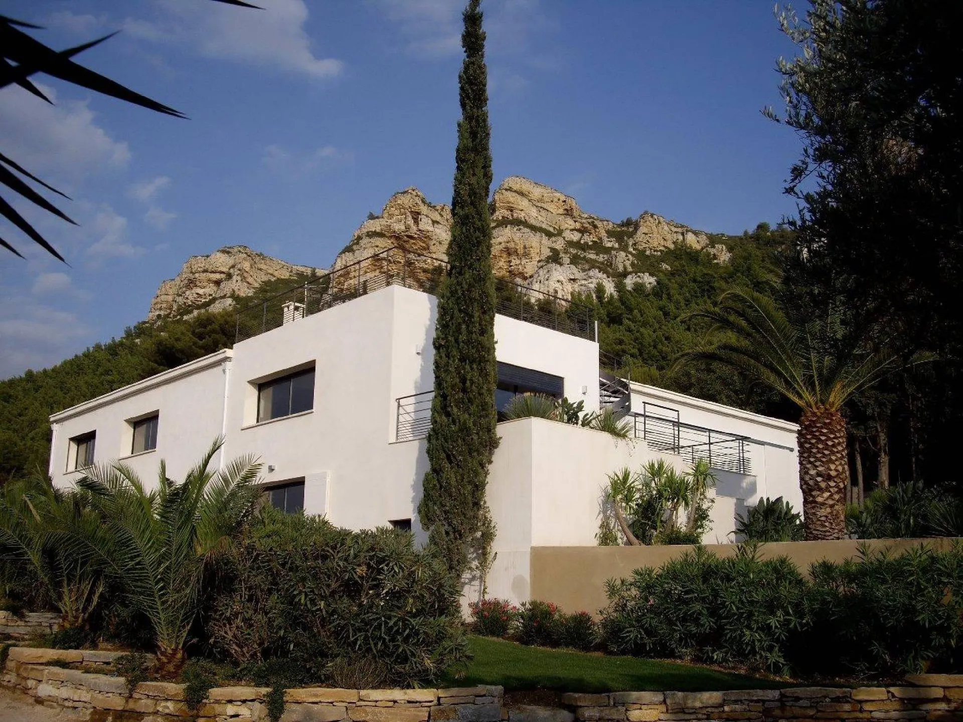 Cassis en position dominante, prestations luxe pour cette maison d'architecte bénéficiant d'une très belle vue sur la baie
