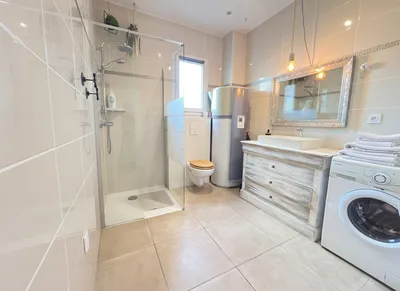 Salle d'eau avec WC