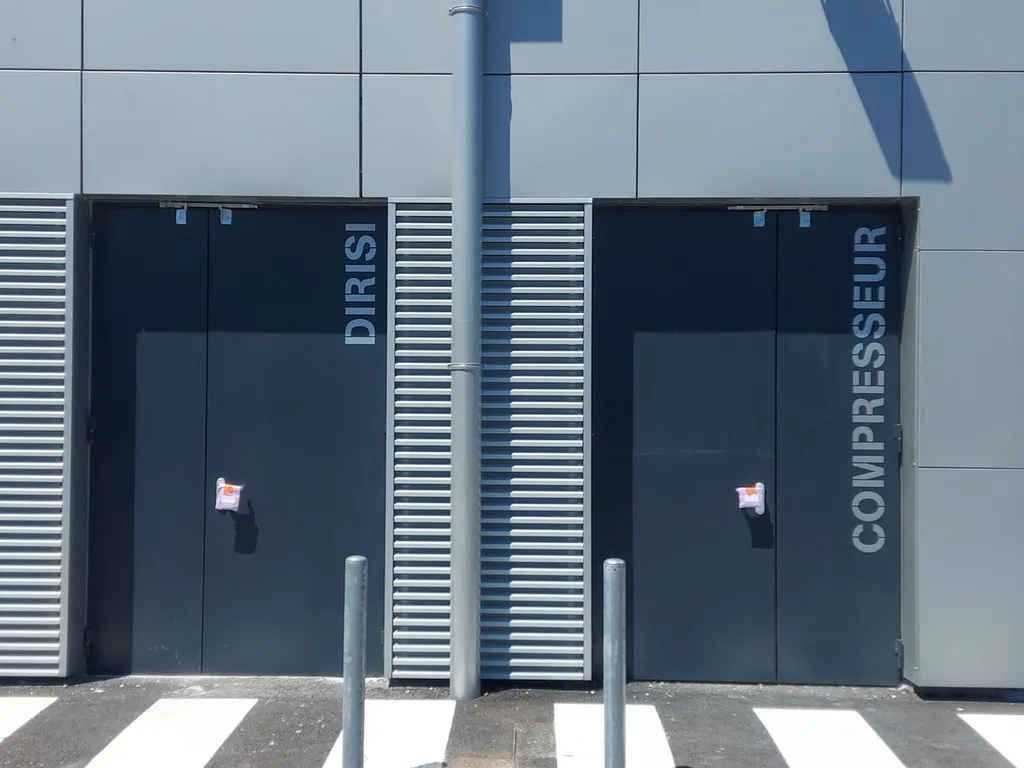Installation de signalétique extérieure en aluminium pour un site du ministère de la Défense à Grenoble, garantissant visibilité, robustesse et conformité institutionnelle