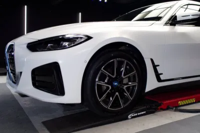 Cette BMW i4, flambant neuve, sort renforcée et protégée grâce à l’expertise de Gloss Obsession et au film XPEL