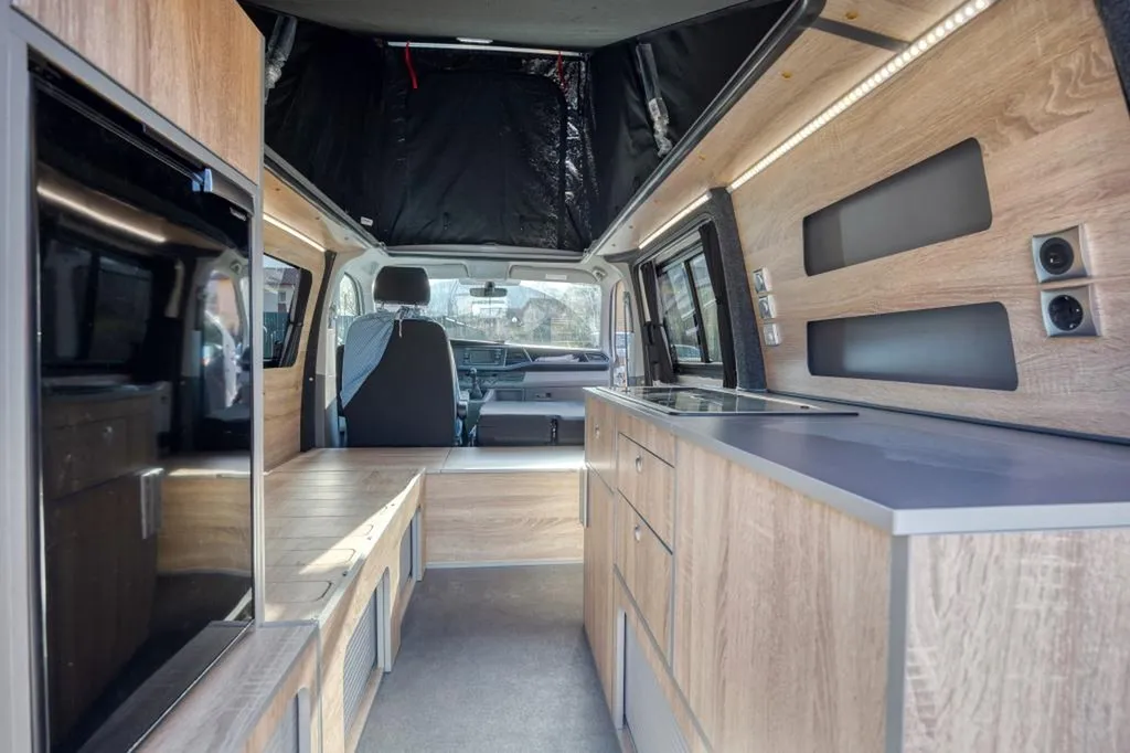 VW T6 Court aménagé sur-mesure à Paris : transformation en van compact pour échappées week-end en Île-de-France