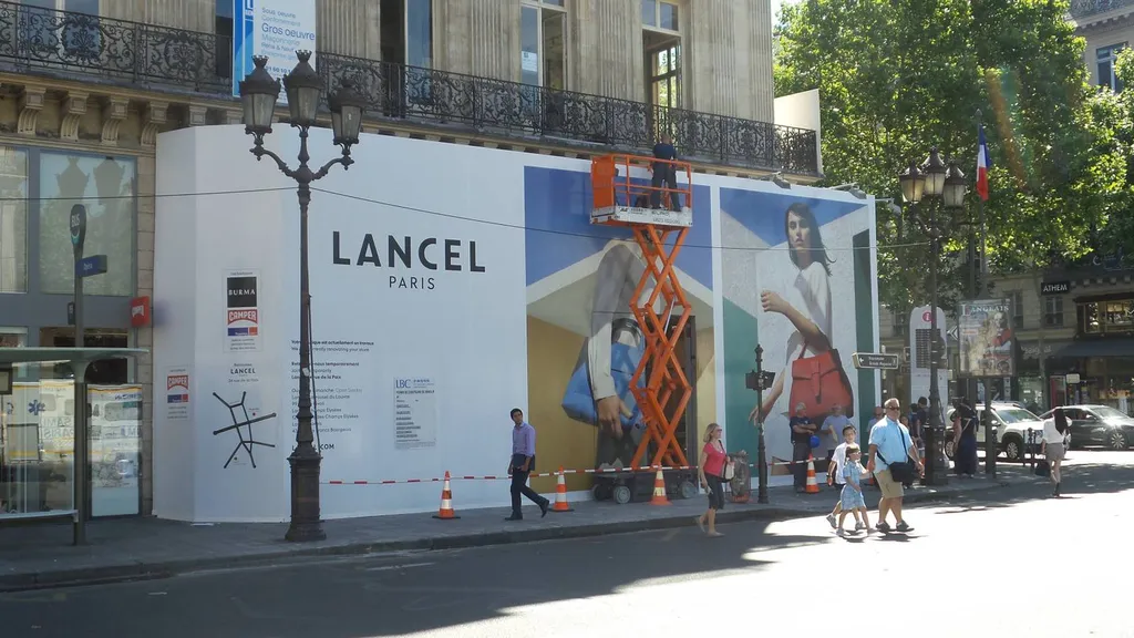 Spécialiste de l’habillage de façade de magasin de luxe à Paris