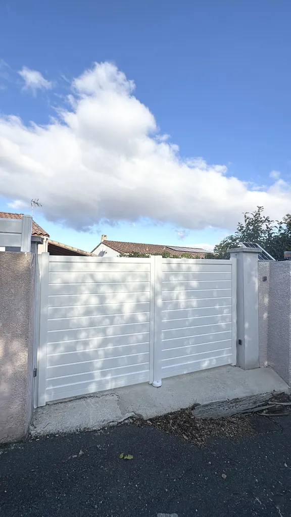 Portail aluminium blanc RAL 9010 motorisé Nice solaire