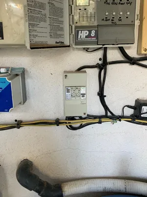 Remise aux normes d’un tableau électrique d’un local technique de piscine à Roquevaire