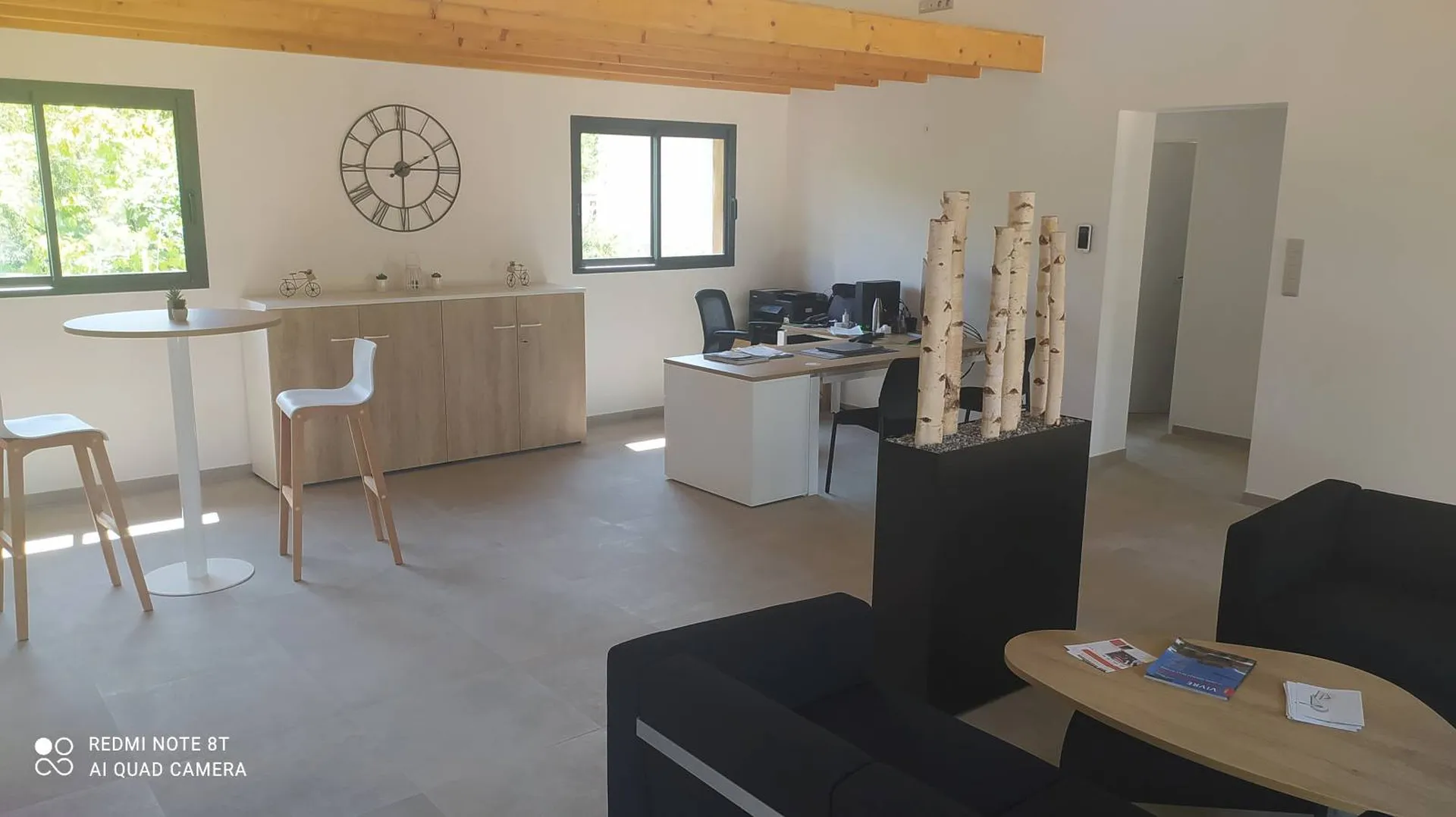 Canapé et fauteuils Sokoa installés dans un espace d'accueil à Ruoms