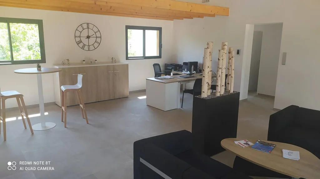 Canapé et fauteuils Sokoa installés dans un espace d'accueil à Ruoms