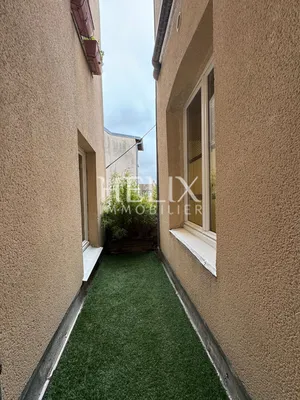 Très bel appartement de 98,14 M2 avec beaucoup de charme situé au coeur du centre ville de Saint-Germain-en-Laye au 2ème étage d'un immeuble ancien extrêmement bien entretenu.