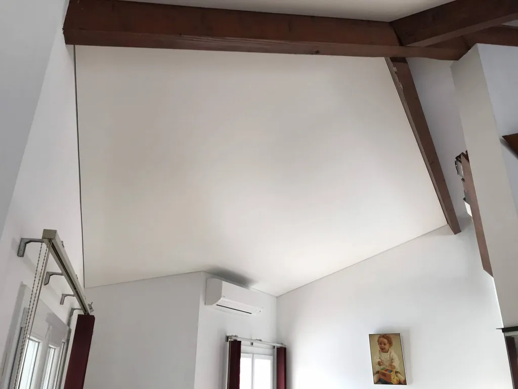 Plafond tendu blanc mat BARRISOL dans séjour entre poutres - Plafonds Tendus Occitans - St Loup Cammas
