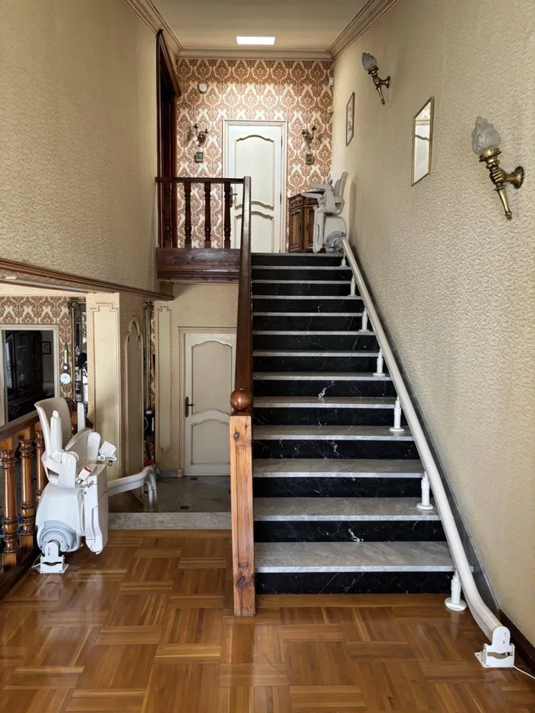 Palier mutualisé pour ces fauteuils monte escalier OTOLIFT Smart installés dans 3 escaliers différents au sein de la même maison à Marseille