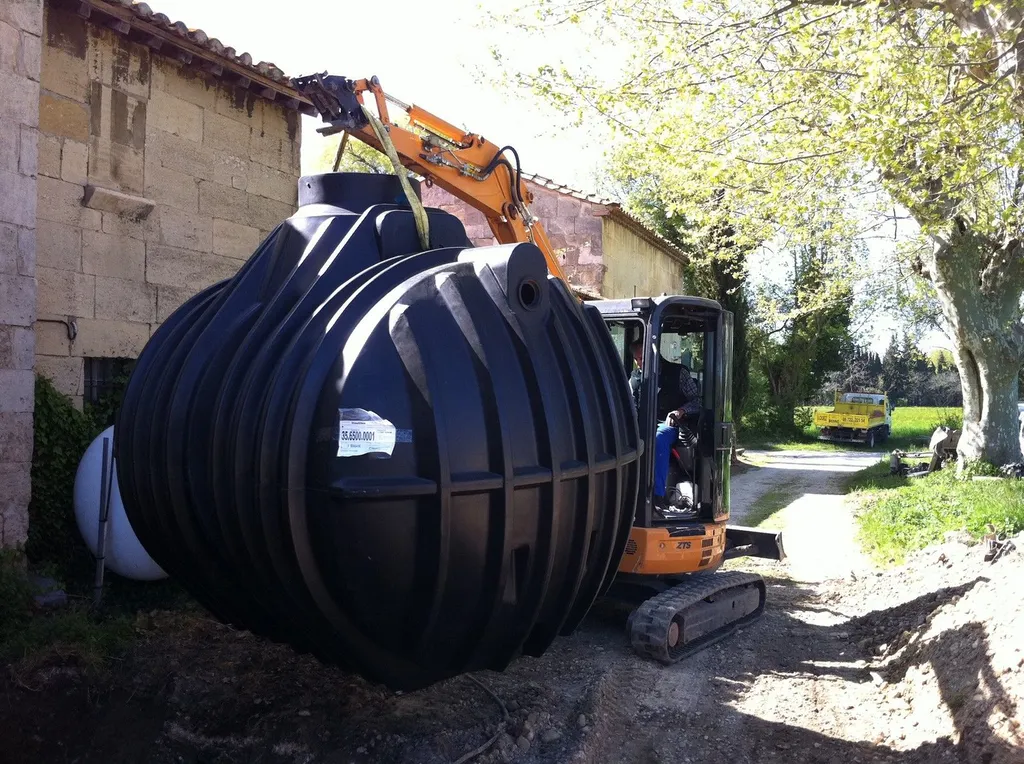 Installation de la cuve de micro station d'épuration GRAF, Var