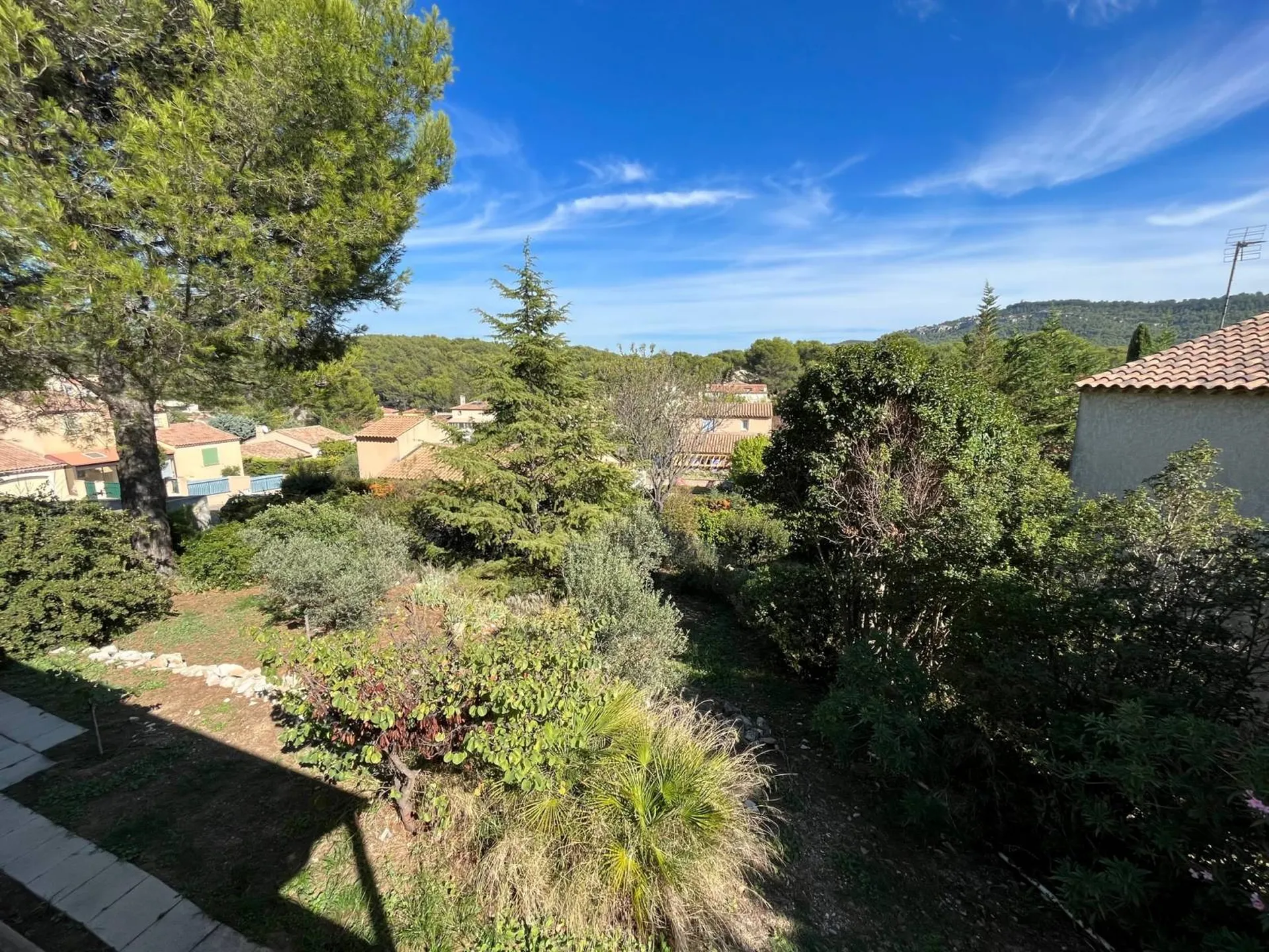 Villa, Maison à vendre Roquefort la Bedoule immobilier de plain pied sur 1126m² de terrain paysager avec piscine