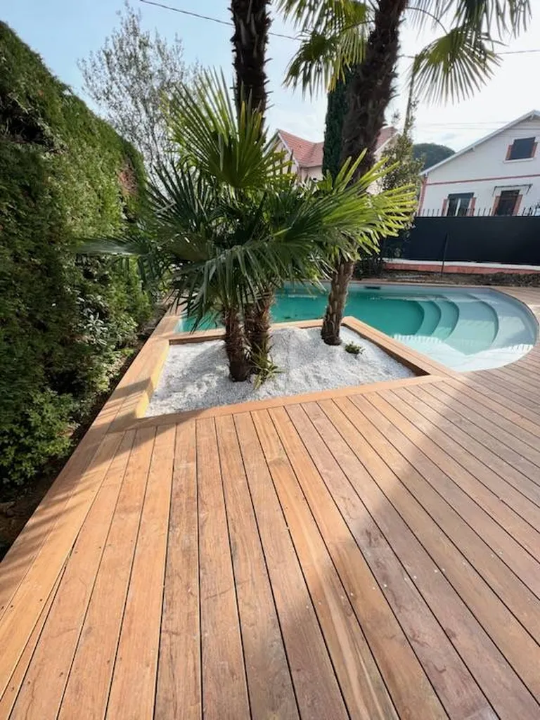 Terrasse en bois IPE autour d'un palmier à Toulouse