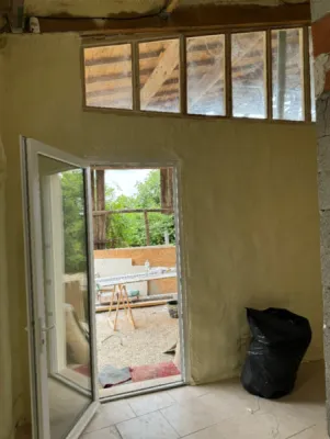 Isolation par mousse polyuréthane projetée sur les murs d'une maison à Coutras proche de Libourne
