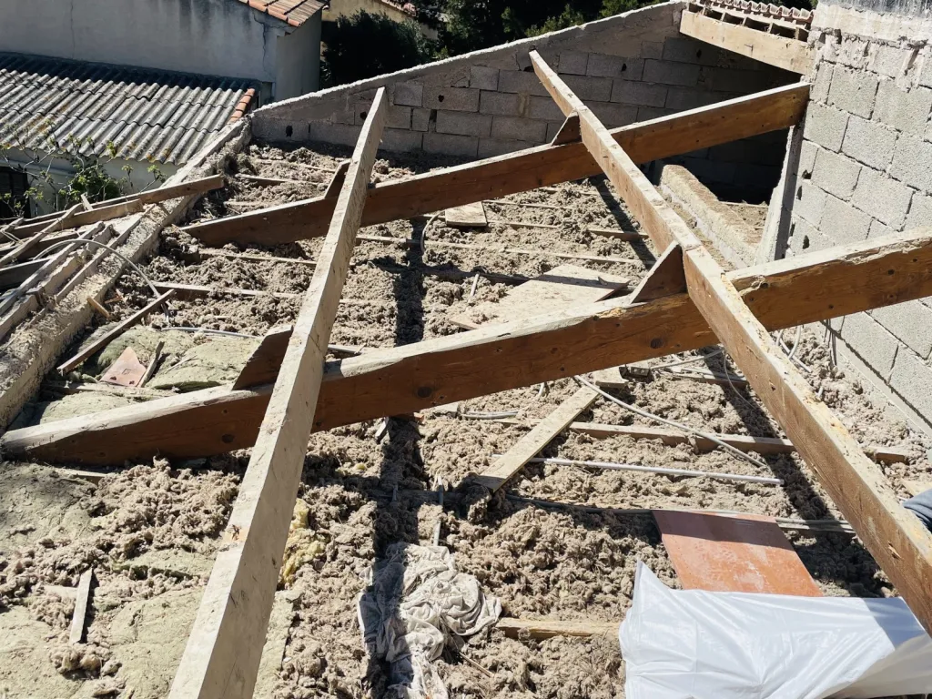 Réfection d’une toiture avec rénovation de charpente et isolation sur Aix en Provence.