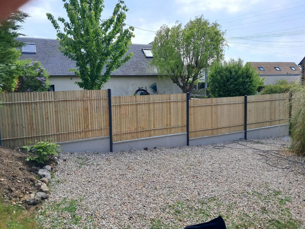 Pose d'une clôture bois extérieure sur-mesure avec sous bassement pour une maison en rénovation proche de Dieppe