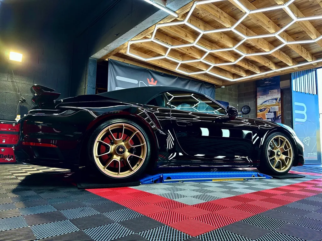 protection PPF automobile Lyon traitement céramique carosserie Porsche 992 Turbo S cabriolet 