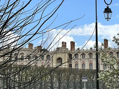 Magnifique appartement meublé traversant 3 chambres, 3 balcons, box, résidence de standing avec ascenseur et gardien, vue sur le parc du Château de Saint-Germain-en-Laye
