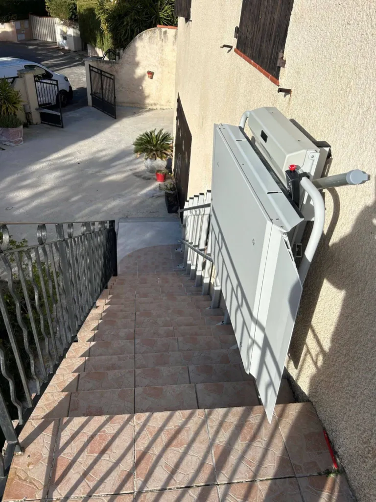 Une fois repliée, la plateforme oblique Lehner Delta n'occupe que 300 mm de l'escalier droit en extérieur à Vitrolles près de Marseille