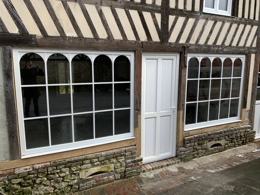 Faire installer des fenêtres en PVC, en aluminium ou en mixte PVC/Alu pour une maison en rénovation proche de Fécamp (76)
