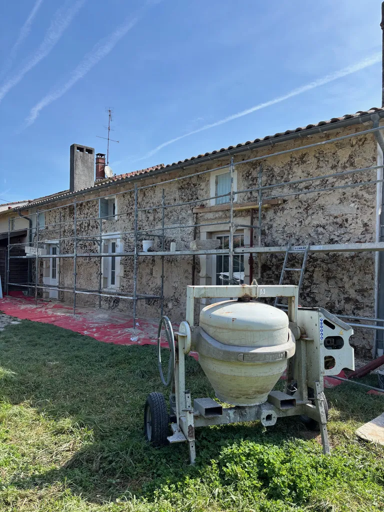 Ravalement complet avec dépose d’enduits ciment, reprise de maçonnerie et enduit pierre vue au Teich