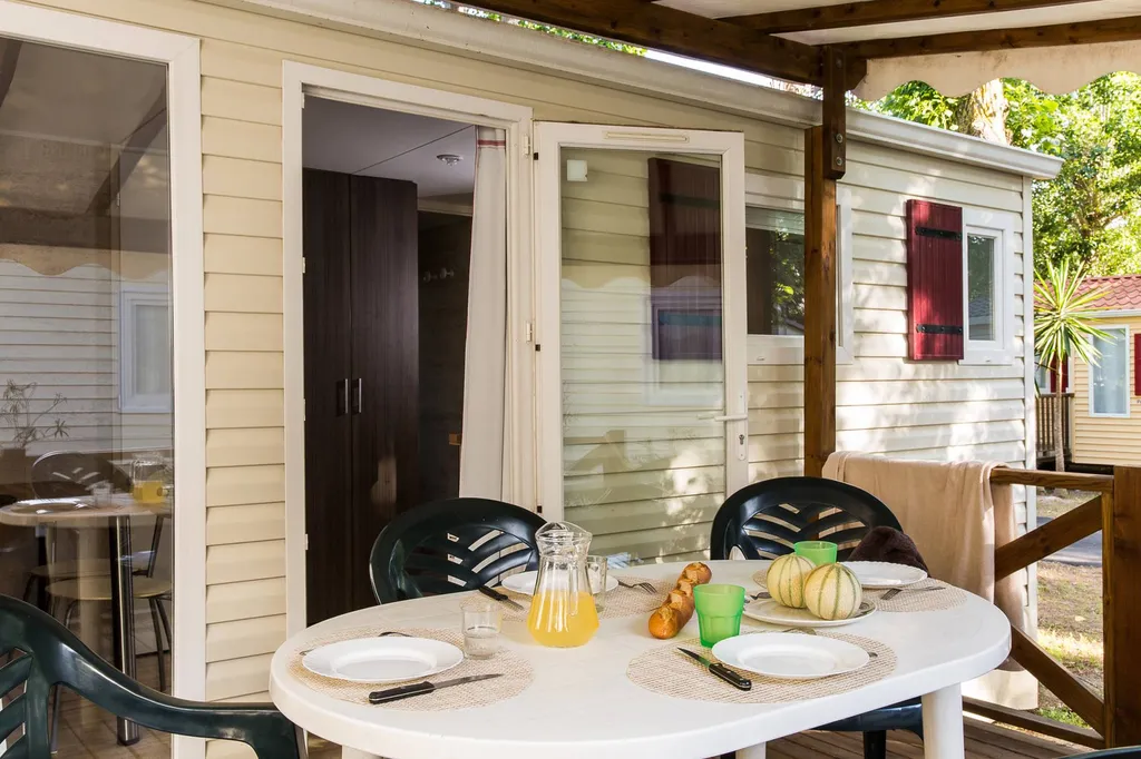 mobil home avec terrasse couverte et climatisé au bord du  Canal du Midi à Vias Plage proche de Portiragnes