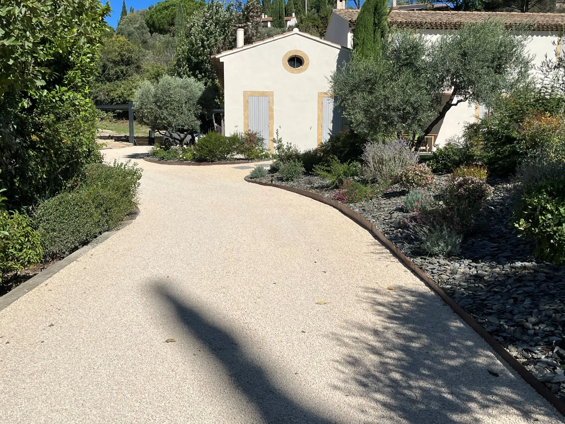 Réalisation allée et parking drainants en dalles stabilisatrices avec bordures acier à Éguilles par AEP