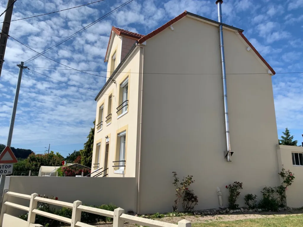 Ravalement enduit projeté de façade sur maison individuelle ton pierre proche Le Havre , Montivilliers, Epouville haute Normandie 76