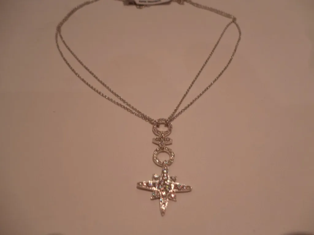 Collier en argent rhodié serti de zircons poids: 3,32 prix: 78€  REF 36392