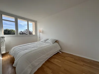 Au Pecq Centre, dans une résidence familiale avec gardien et espaces verts, 3 pièces meublé rénové, traversant Est-Ouest, balcon