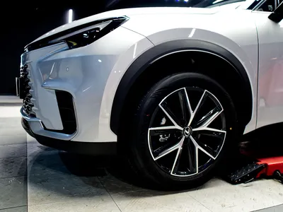 Pose du film PPF sur le capot et les ailes d’une Lexus LBX.