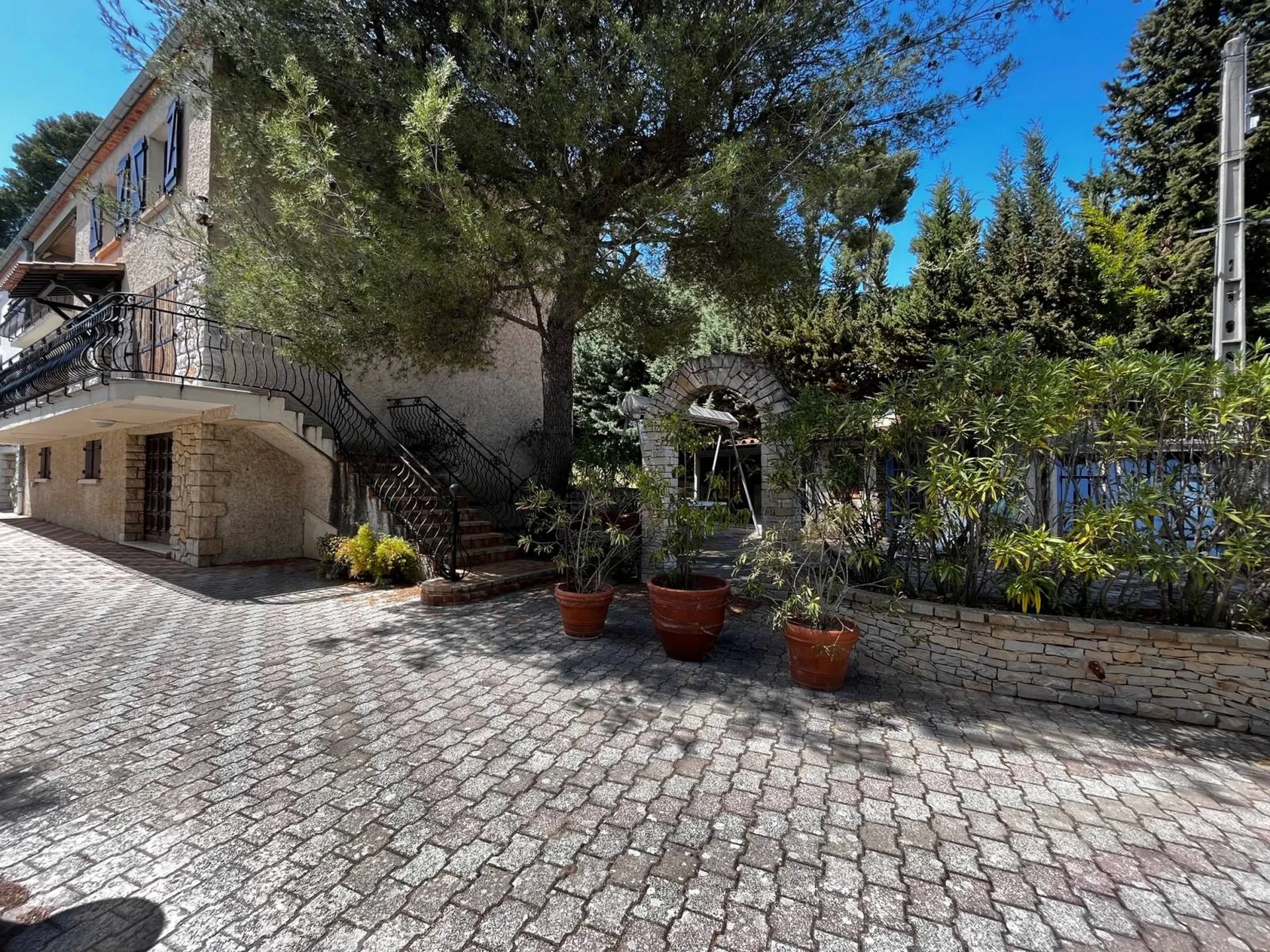 Maison Cassis  proche centre et composée de 2 appartements