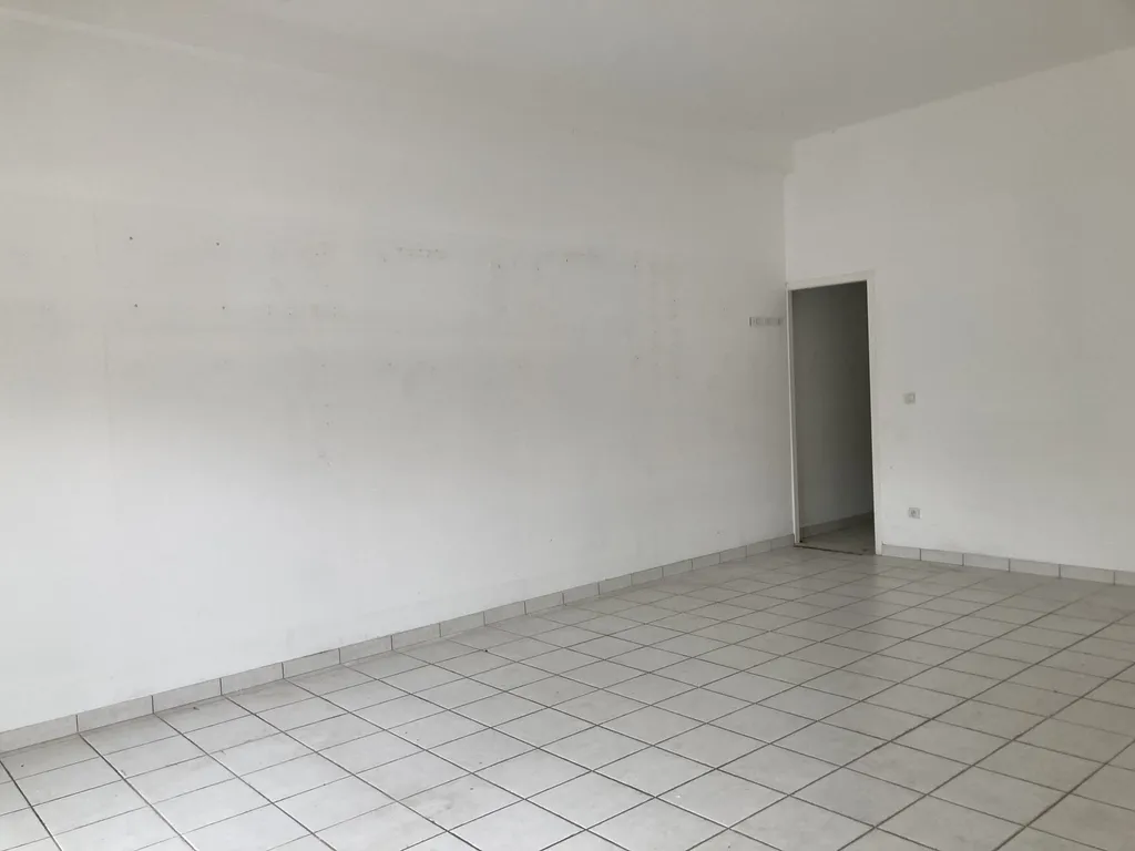 Local commercial à louer d'environ 53 m2 avec une réserve, en angle de rue avec rideaux métallique à Perpignan dans les Pyrénées-Orientales.