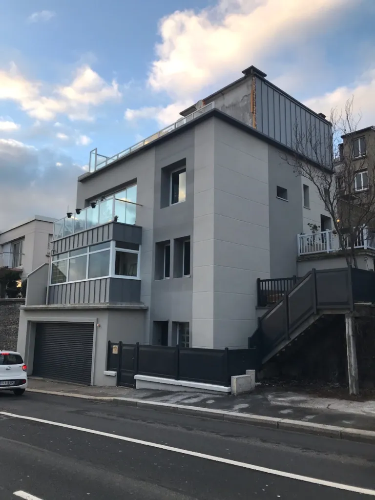 Réalisation d'une isolation par l'extérieur dans le secteur centre ville du Havre (76) - Normandie - Finition ravalement enduit projeté  aspect gratté