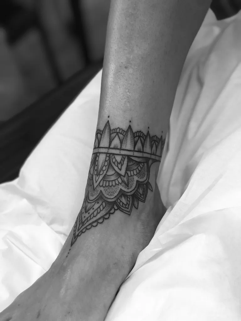 Tatouage mandala en trait fin dans l'Ouest Lyonnais