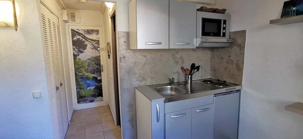 Vente studette Cassis  en rez-de-chaussée dans petite copropriété au calme à proximité immédiate du port