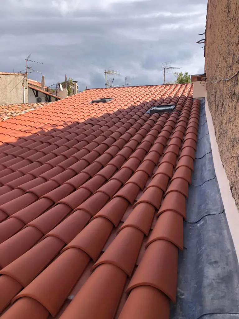 Rénovation complète de toiture et charpente en bois massif à Marseille Saint-Barnabé avec pose de tuiles canal neuves et solins étanches