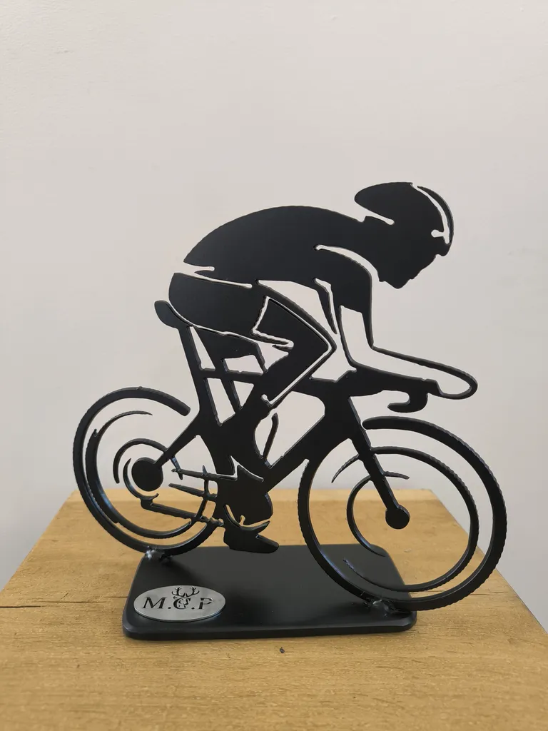 Statuette Cycliste Métal Découpé – Idée Cadeau Originale Fête des Pères, Passion Vélo, Tour de France – Fabrication Artisanale à Villeneuve-de-Rivière près de Saint-Gaudens (Haute-Garonne 31)