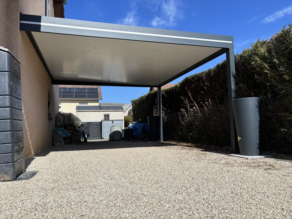 Installation à CHEVREMENT 90340 UN CARPORT Attenant  . Coloris : RAL  7016 Toiture panneau sandwich autoportant 62mm