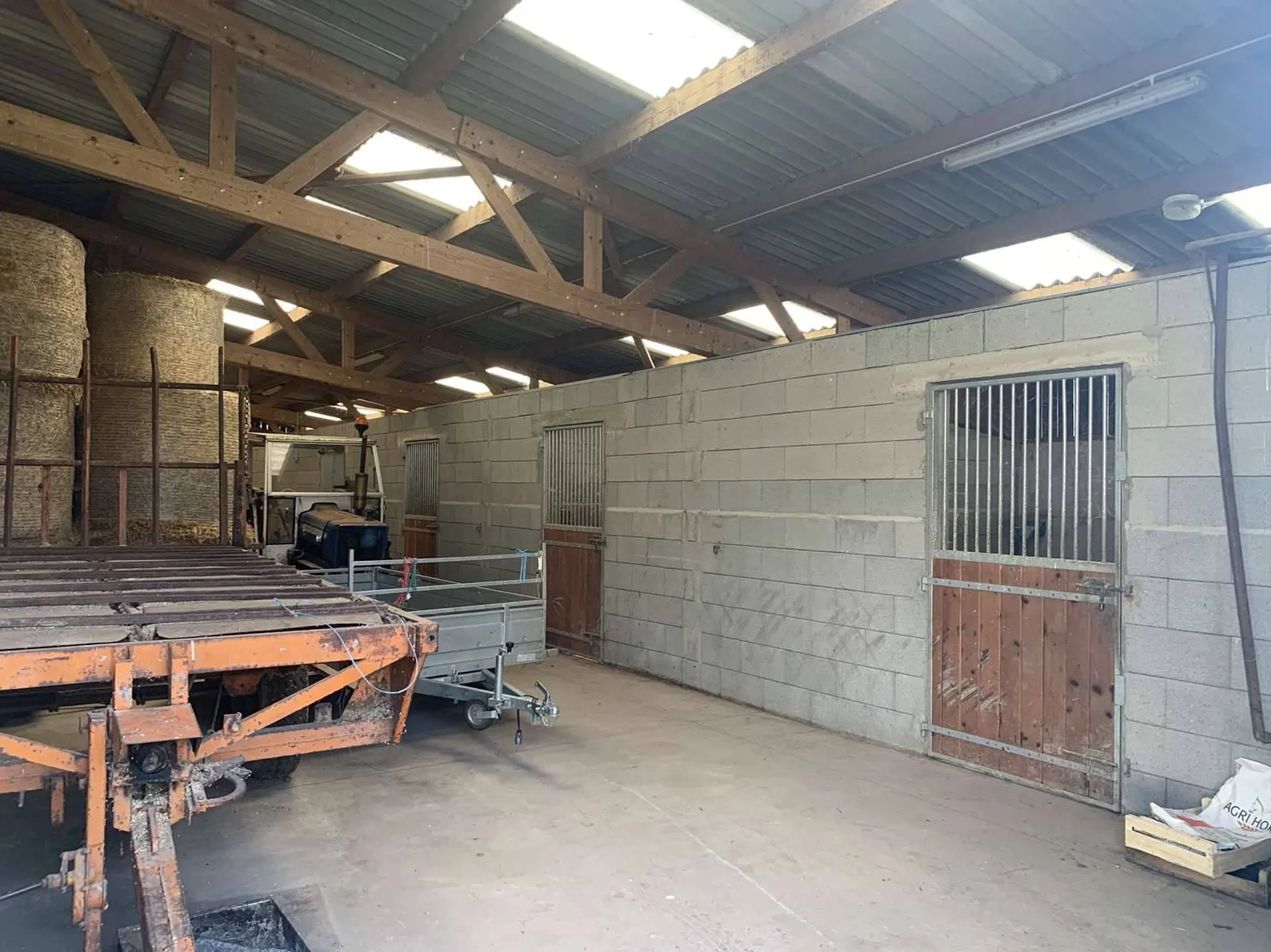 PAYS D'AUGE DU CALVADOS : Région LIVAROT : Structure Equestre et élevage de bovins de 28 HA