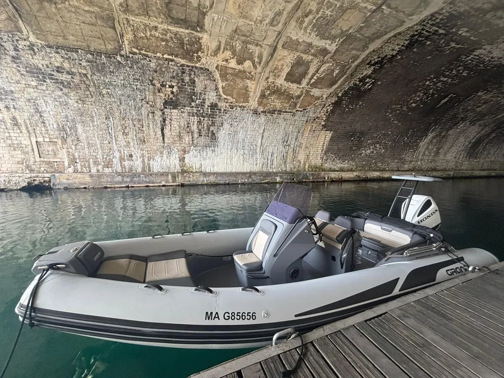 Semi-rigide GRAND G680 en occasion récente disponible à Six-Fours-les-Plages