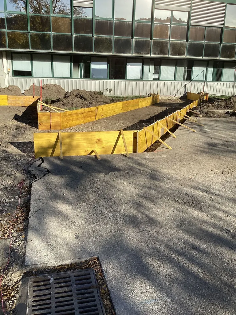 Création d’un radier et fondations spéciales pour bâtiments modulaires sur sol instable – Saint-Vallier (26)