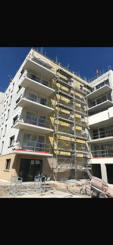 Ravalement de façade avec enduit décoratif d'une construction neuve d'un bâtiment proche Le Havre 76