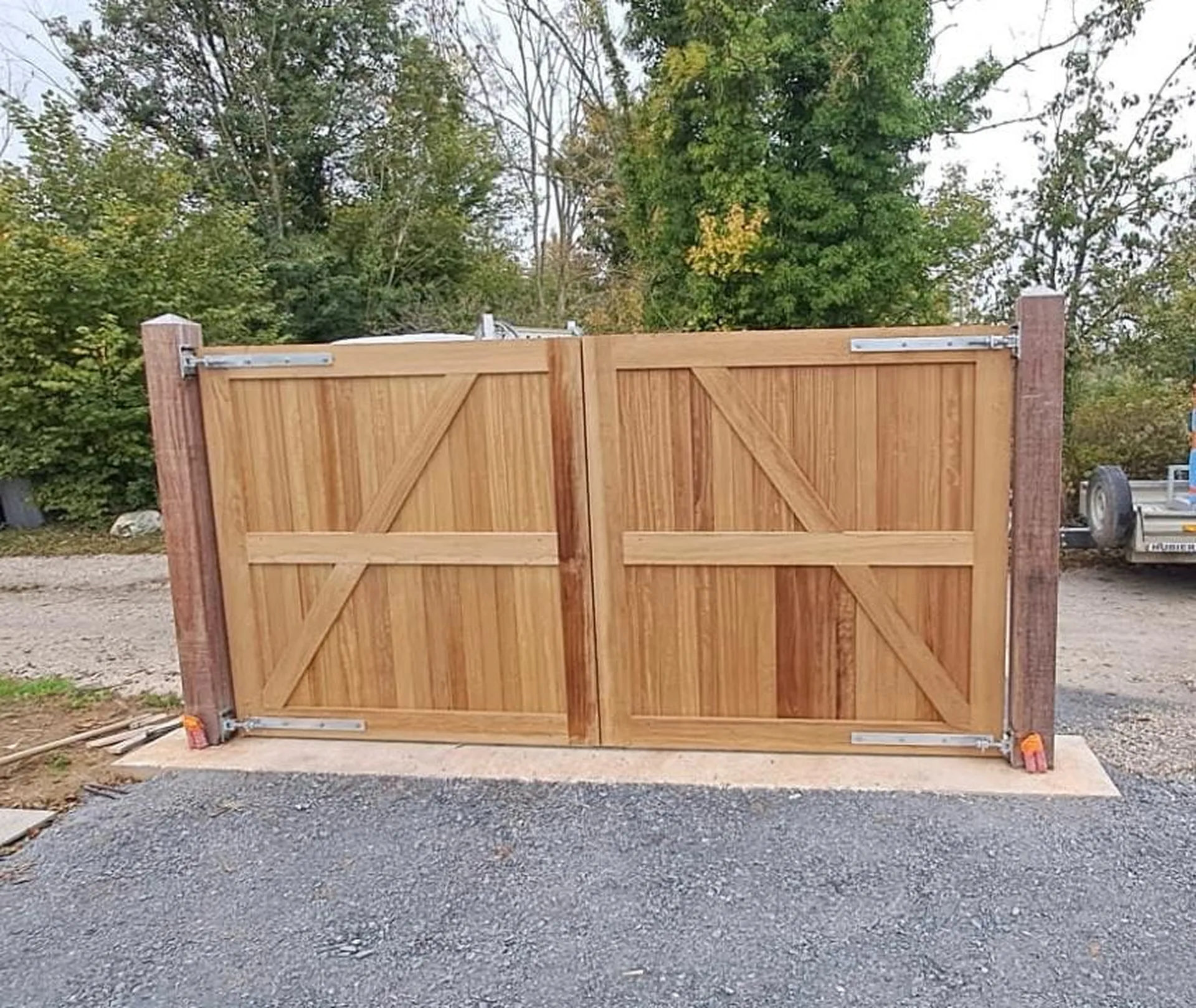 Installation de Portails d'Entrée en Bois massif et exotique moderne sur Mesure à Bourg-Achard dans l’Eure (27)