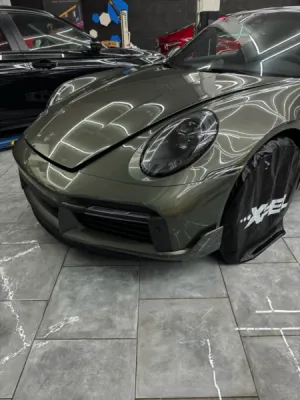 Pose d'un film PPF partiel bloc avant Porsche 992 Turbo S près de Monaco