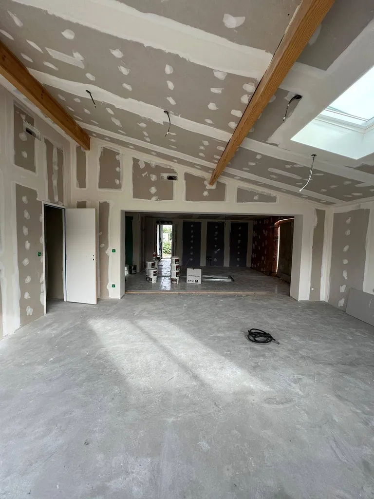 Plafond rampant en placo plâtre dans un pavillon en rénovation à Blanquefort dans l'agglomération bordelaise 