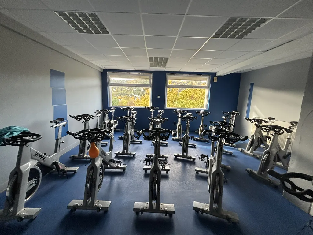 A vendre, local commercial de 966 m² et 9 places de stationnements