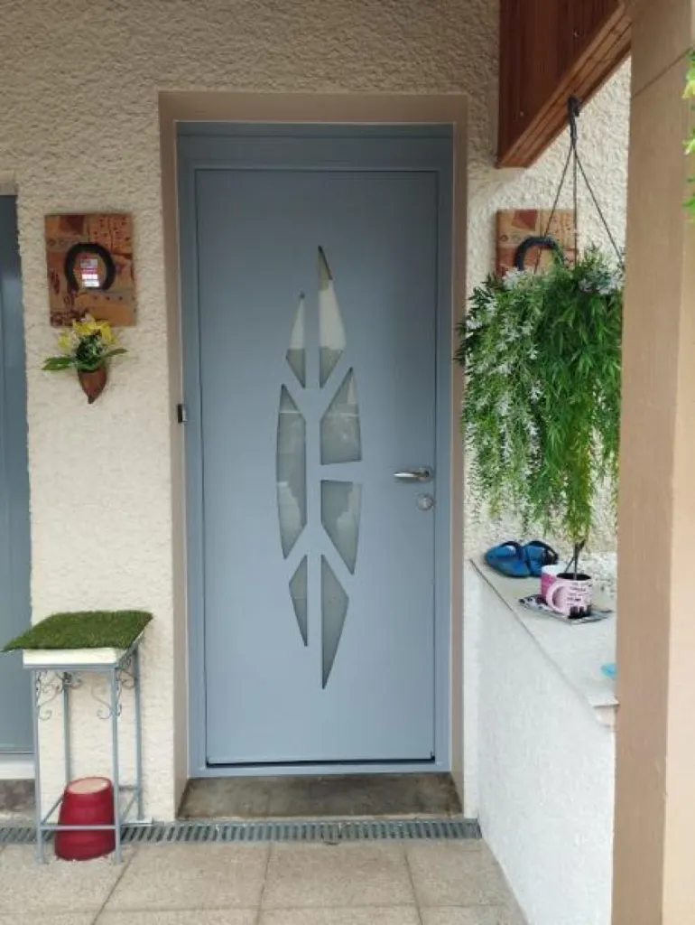 Installation d'une porte d’entrée monobloc en aluminium SILLAGE EVOLUTION DIOPSIDE7 avec 7 vitrages à Longvic en Côte d'Or