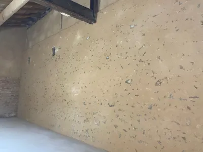 Rénovation d’un mur ancien avec enduit à la chaux en deux couches finition brossée à Gujan-Mestras